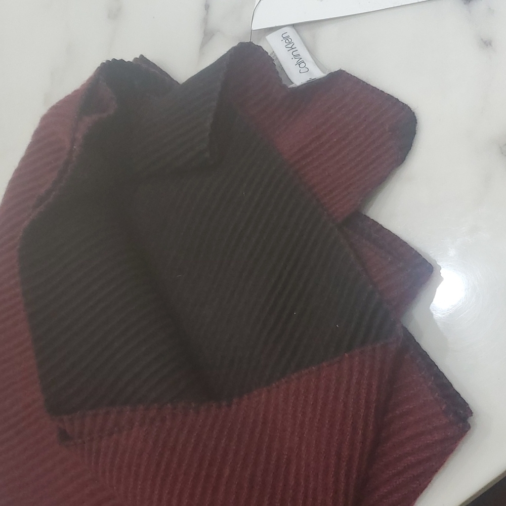 Red  scarf - Picture 2 of 3
